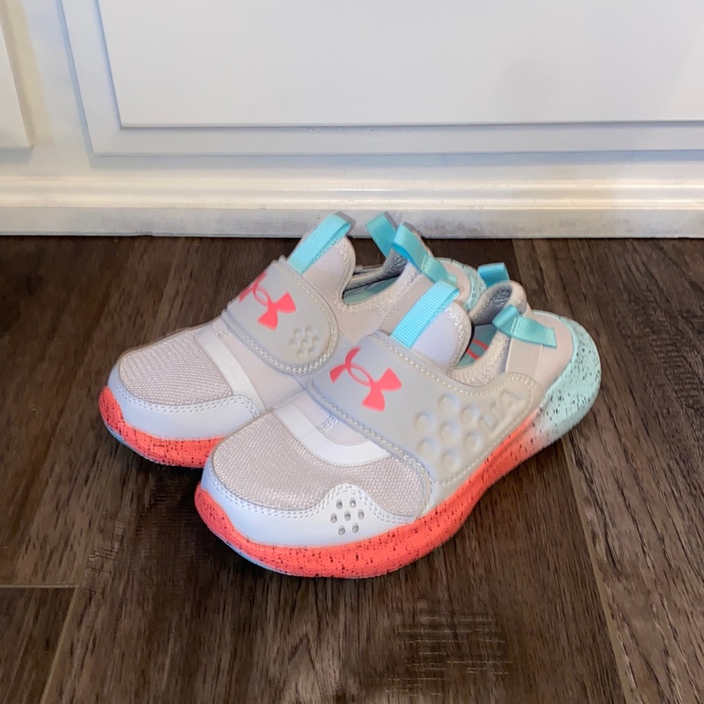 NEW WITHOUT BOX UNDER ARMOUR GIRL’S SNEAKERS SZ 1.5 Y